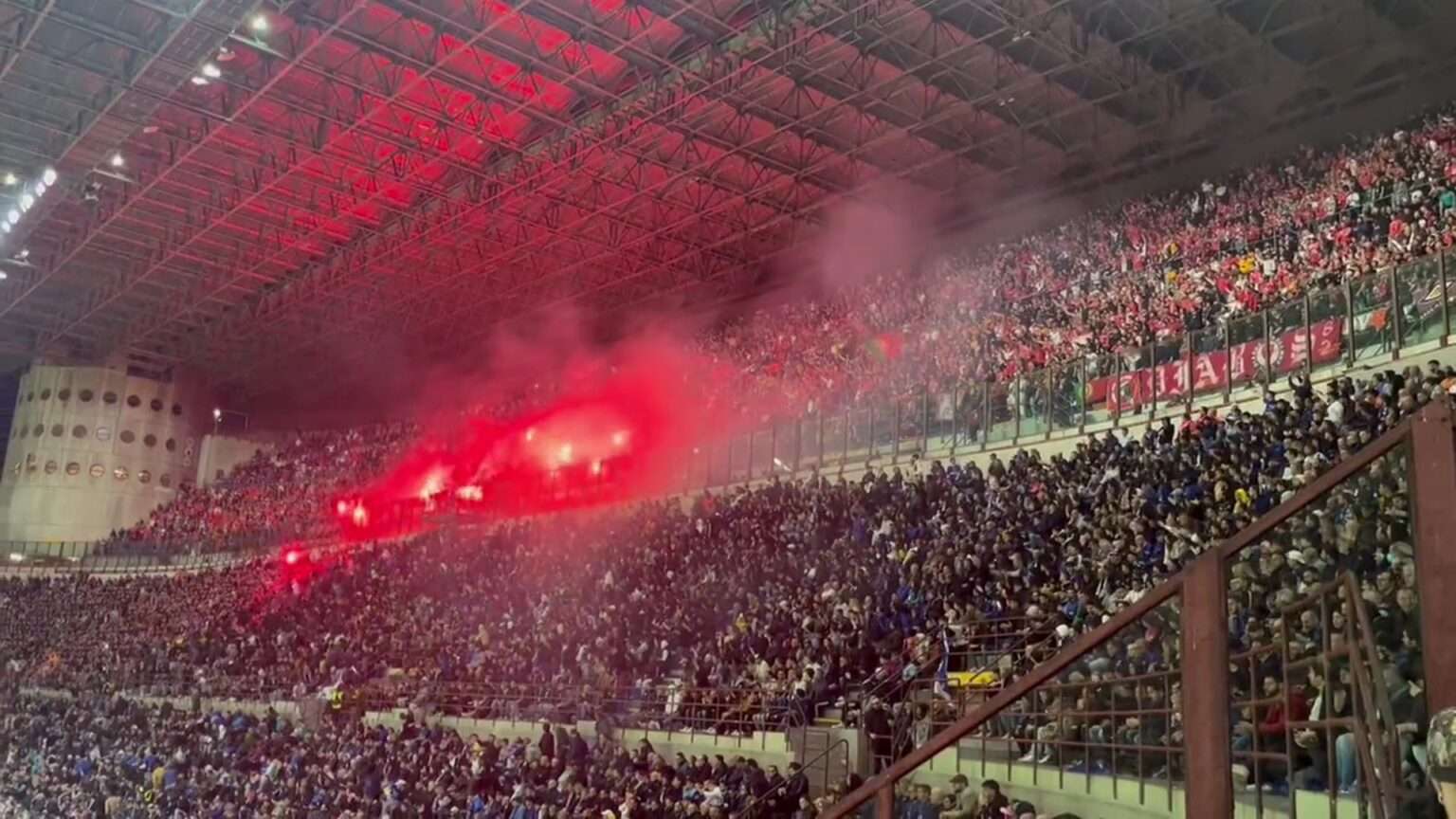 inter benfica fumogeni tifosi trasferta