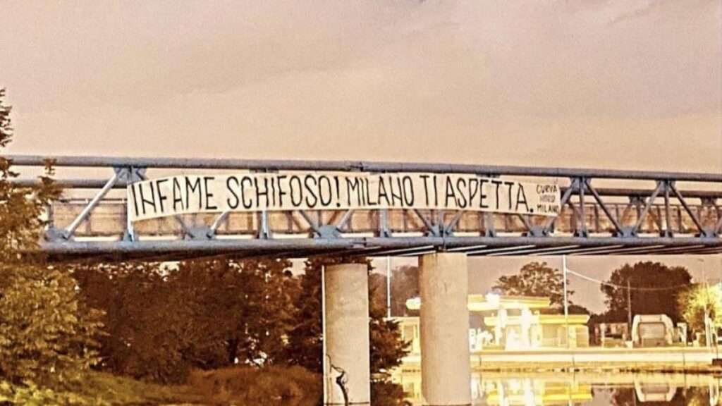 Inter, i tifosi nerazzurri accolgono Lukaku con uno striscione. Le parole Inter Tifosi Lukaku