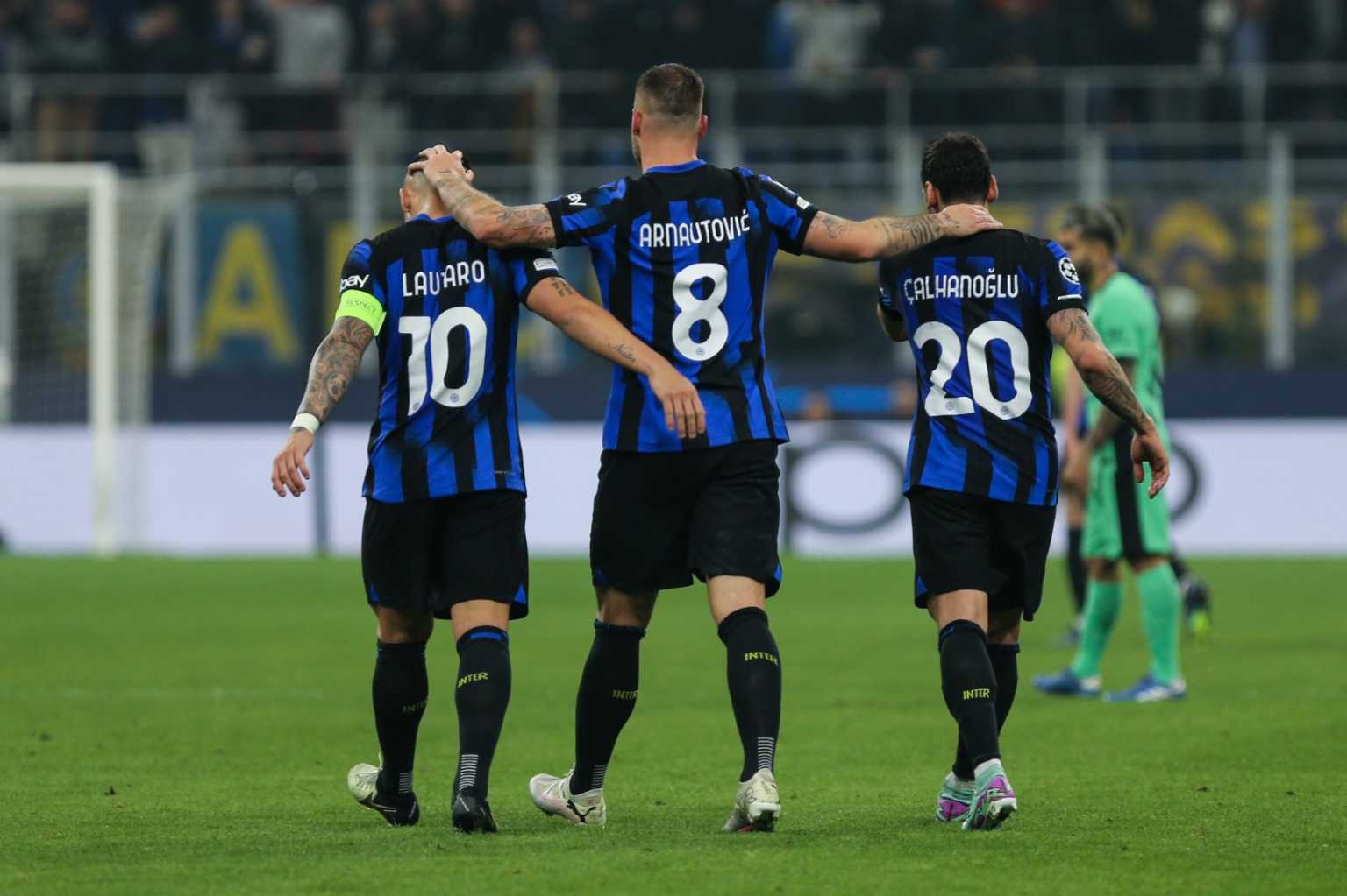 Social Inter Calhanoglu Arnautovic