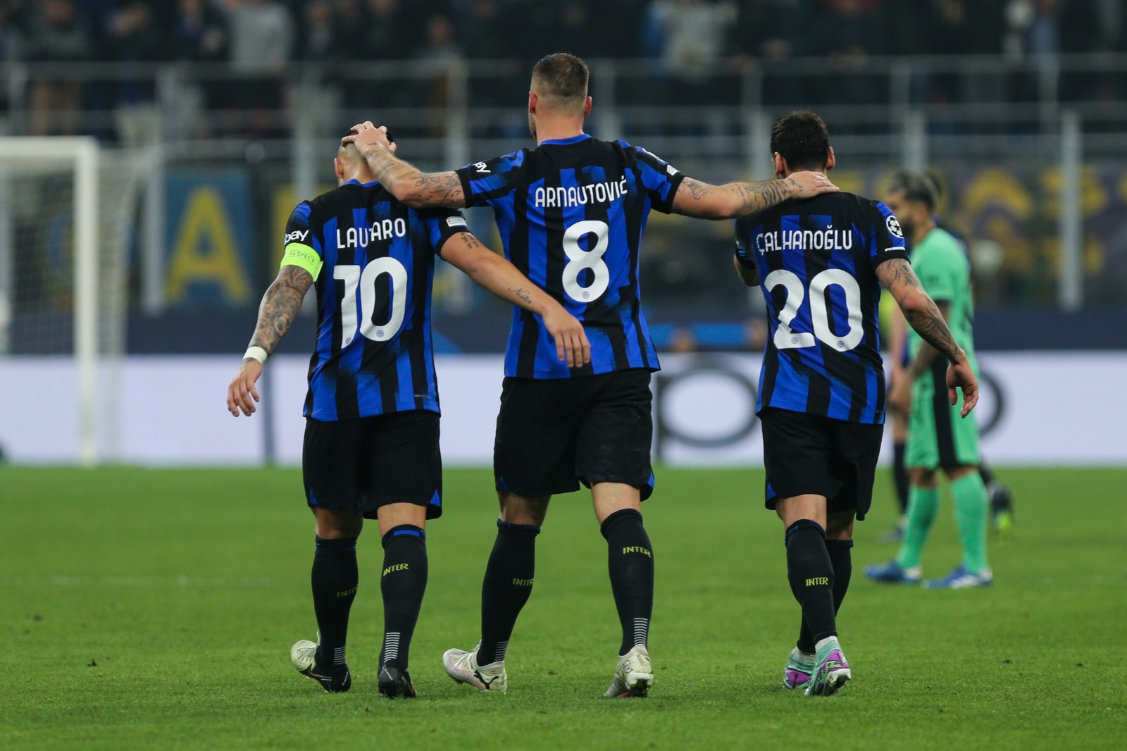 Social Inter Calhanoglu Arnautovic