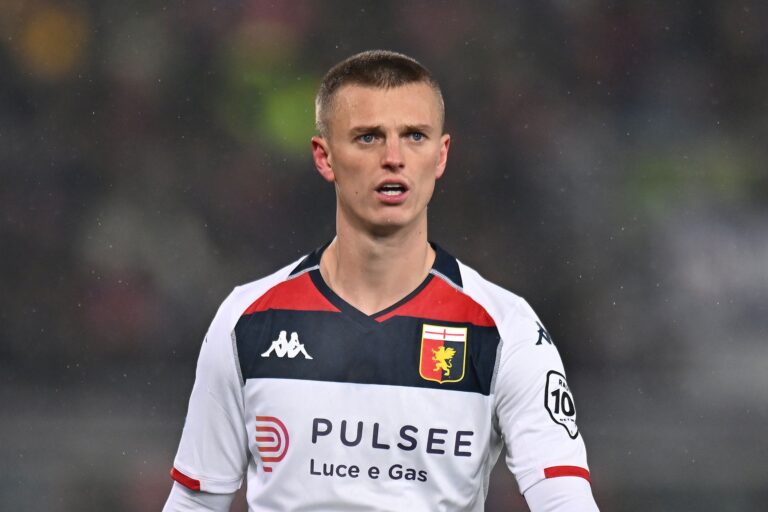 Calciomercato Inter, Albert Gudmundsson pronto a lasciare il Genoa. Ma solo per… Calciomercato Inter Gudmundsson Genoa