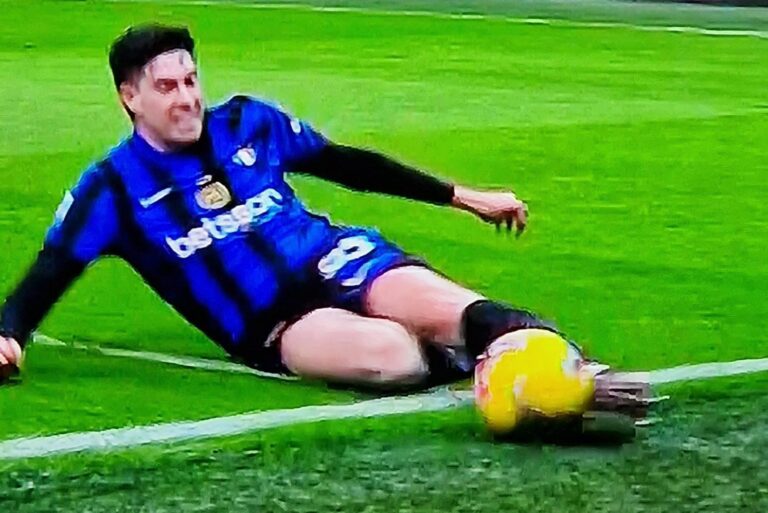 Inter-Fiorentina, ennesimo errore arbitrale della stagione. La Penna come ha fatto a non vedere la palla fuori? Inter Fiorentina La Penna