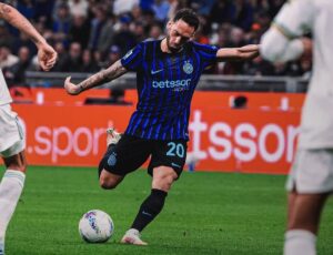 Calciomercato, l’Inter non esclude il rinnovo di Hakan Calhanoglu