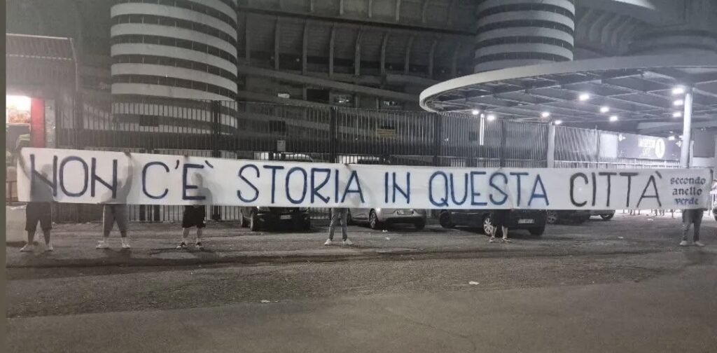 Inter, il derby non finisce mai: gli striscioni del Secondo Anello Verde